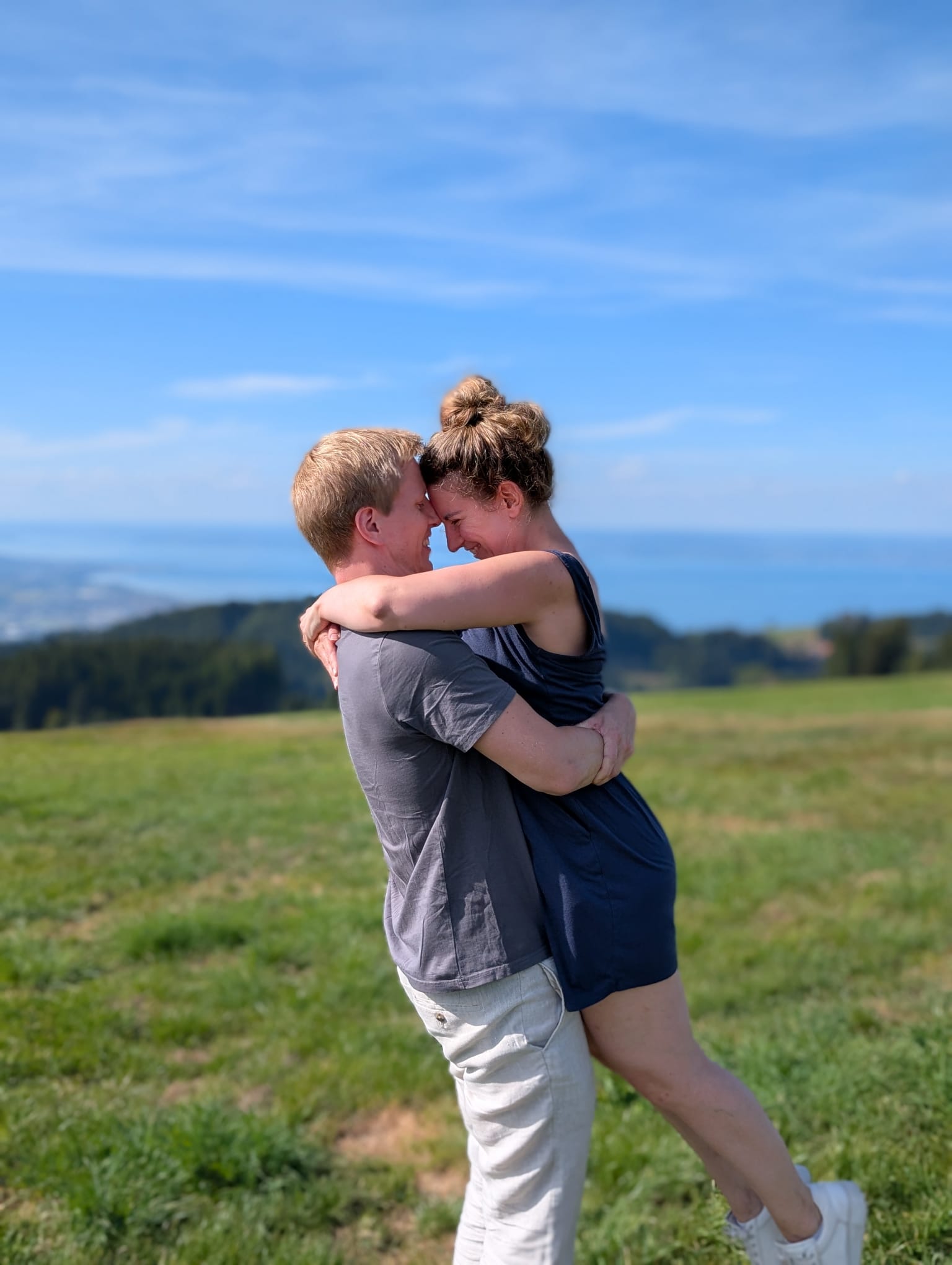 Kerstin und Daniel umarmen sich auf einer Wiese.