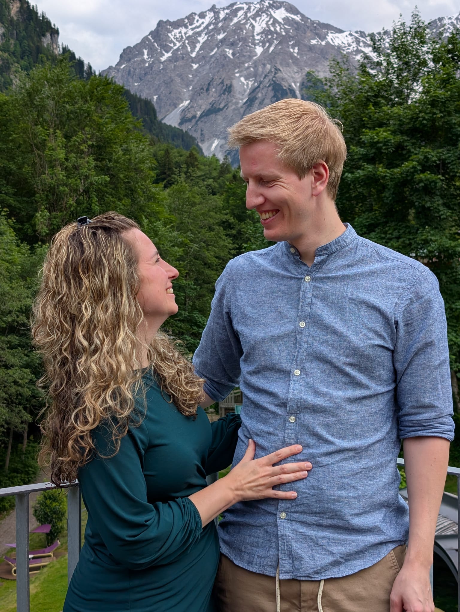 Kerstin und Daniel schauen sich vor einer Bergkulisse an.